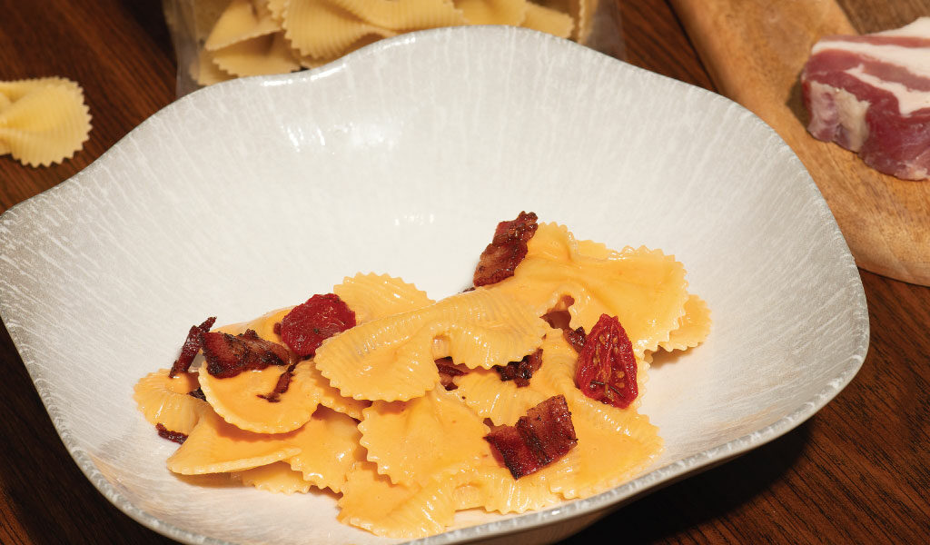 Nocchettina Rigata alla Vodka com Pancetta Crocante e Tomatinhos